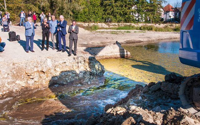 Unter dem Applaus des Bürgermeisters strömt das erste Paderwasser um den Padersee