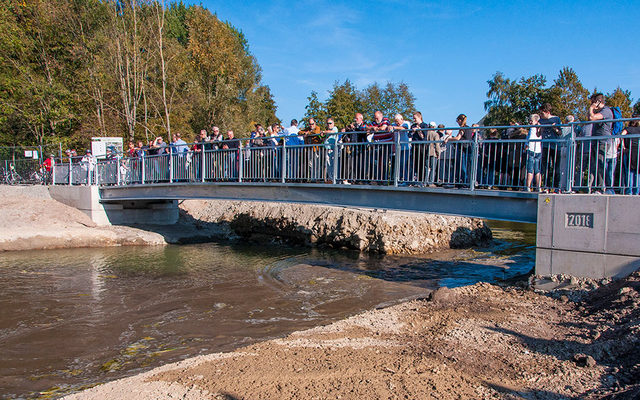 Gespannt beobachten die Zuschauer den Weg des baubedingt noch braunen Paderwassers