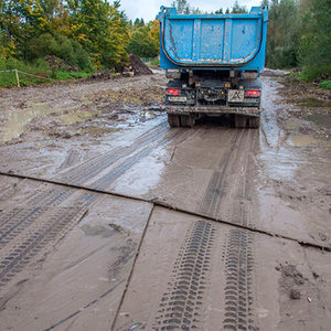 Baustrasse aus Stahlplatten