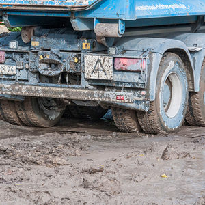 Maßarbeit beim Rangieren auf den Stahlplatten