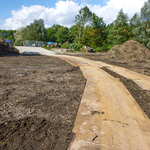 Baustrasse aus Stahlplatten (Blickrichtung See)