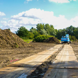 Baustrasse aus Stahlplatten (Blickrichtung Pader)