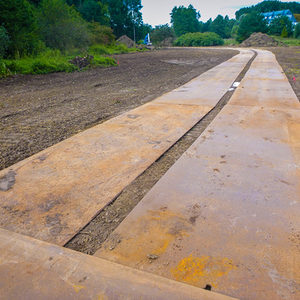 Baustrasse aus Stahlplatten (Blickrichtung Fürstenallee)