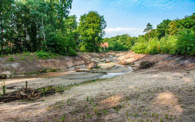 Kresbach mit Sandböschungen