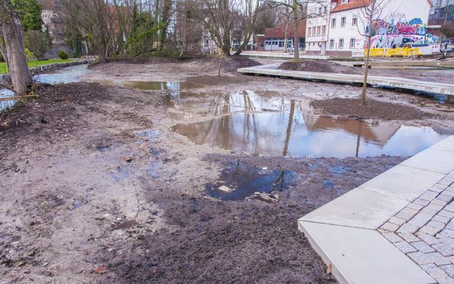 Steg entlang verschiedener Quelltöpfe in einer neu gestalteten Auenlandschaft