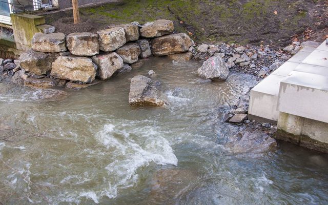 Sitzsteine an einem stark schüttenden Wasseraustritt