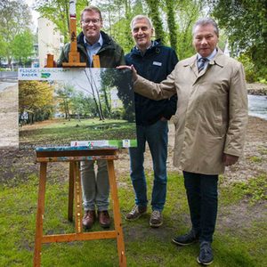 stellvertretender Bürgermeister Dieter Honervogt sowie Axel Schröder und Stefan Buschmeier (Bauleiter) vom Amt für Umweltschutz und Grünflächen (von rechts)