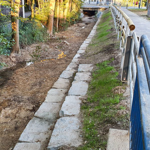 Mehr Platz für den Rothebach und ein Geländer für den Weg: Hier wurden unterschiedliche Anforderungen vereint.