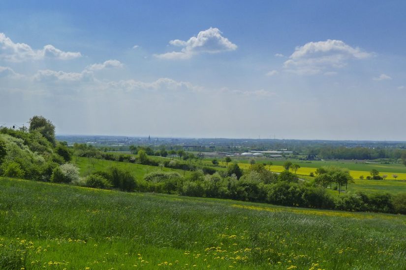 Blick von der Paderborner Hochfläche zur oberen Lippeniederung (links Bildmitte: Dom, rechts: Rothebachquellregion))