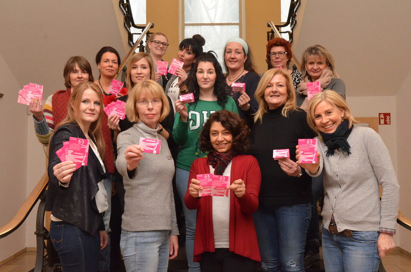 Mitglieder des Arbeitskreises präsentieren die Notfallkarte