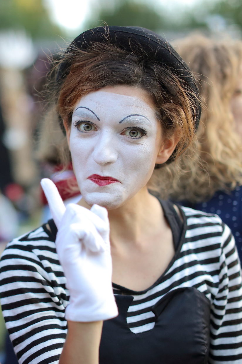 Pantomimin Tashina Mende verlieh bei der Vernissage dem Thema "SchwarzWeiss +1" ein Gesicht