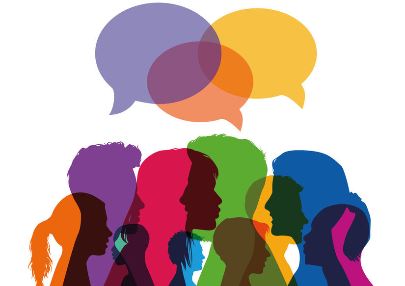 Mehrere Menschen mit Sprechblasen über den Köpfen