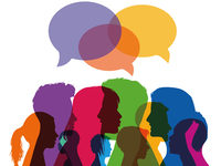 Mehrere Menschen mit Sprechblasen über den Köpfen