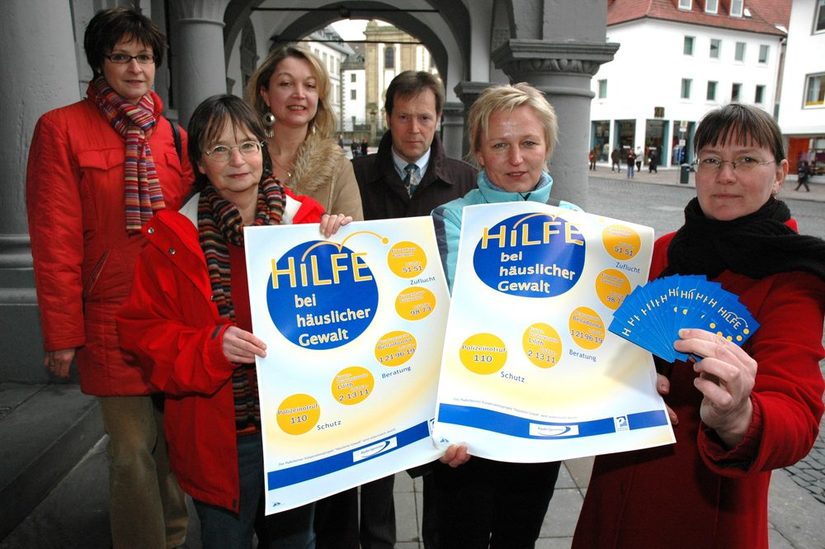 Mitglieder des Arbeitskreises präsentieren das Plakat