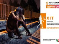 Frau sitzt auf Bordsteinkante, EXIT