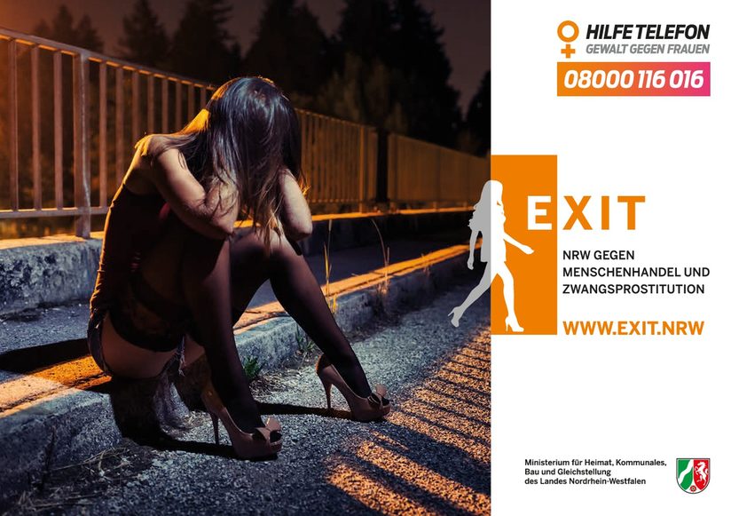 Frau sitzt auf Bordsteinkante - EXIT