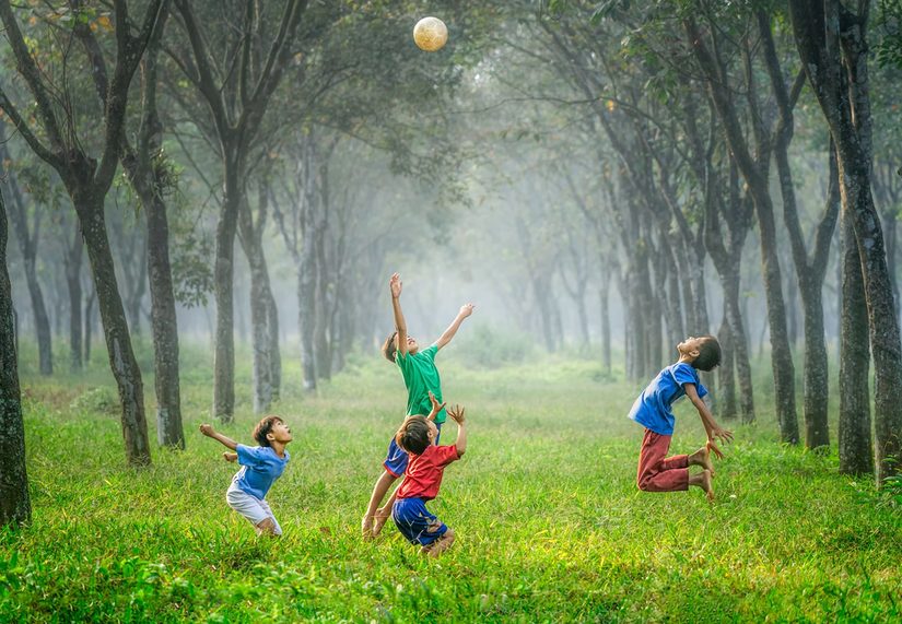 Kinder spielen in der Natur.