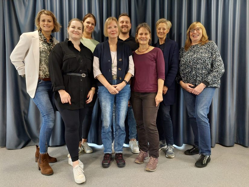 Frau Parakennings, Frau Damis, Frau Beckhoff, Frau Meier, Herr Uhrmeister, Frau Symann, Frau Welslau und Frau Thorwesten (von links nach rechts)