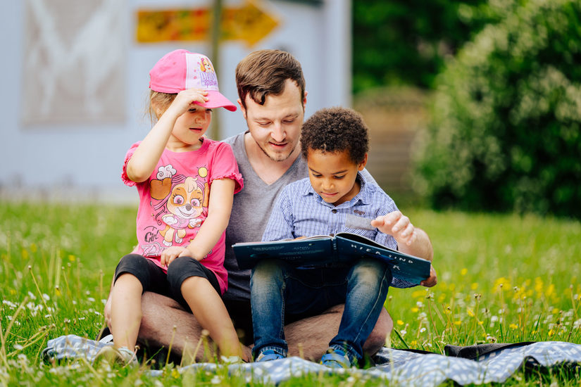 Kinder beim Vorlesen