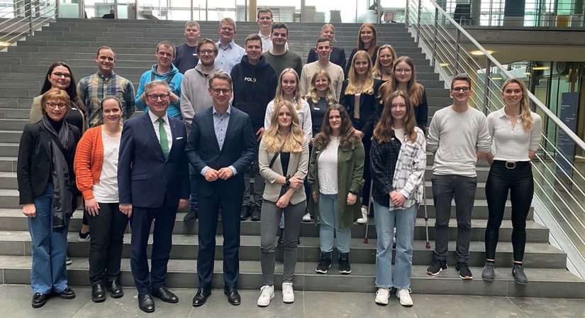 Die Reisegruppe im Bundestag mit Dr. Carsten Linnemann