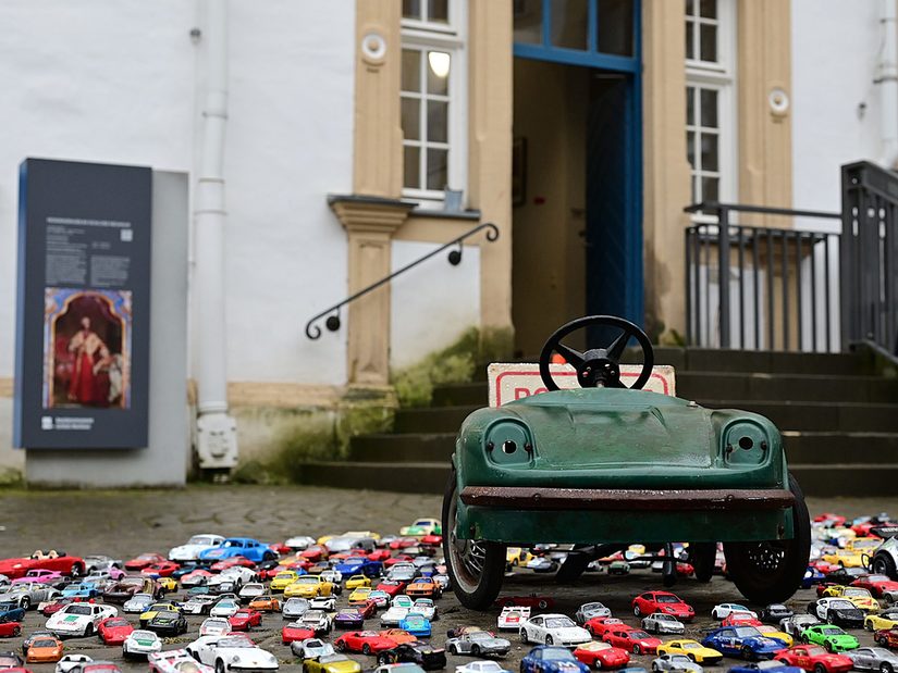 tausende Modelautos im Schlossinnenhof