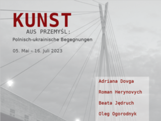 Plakat der Ausstellung: Eine graue Fotografie mit einer Hängebrücke im Hintergrund. In Rot und Dunkelgrau werden der Titel und die beteiligten Künstler und Künstlerinnen aufgeführt.