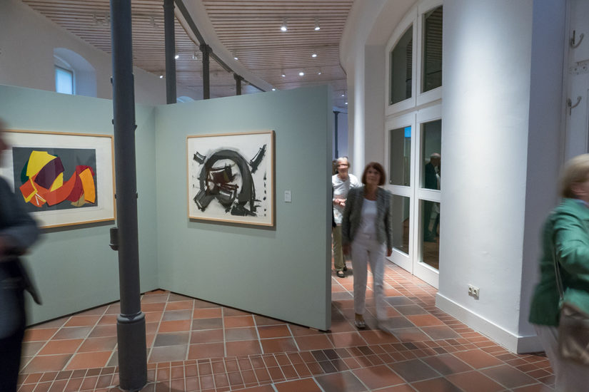 Ausstellungsansicht mit Besuchenden im Kunstmuseum.