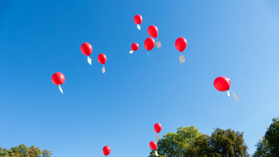 Rote Ballons vor blauem Himmel