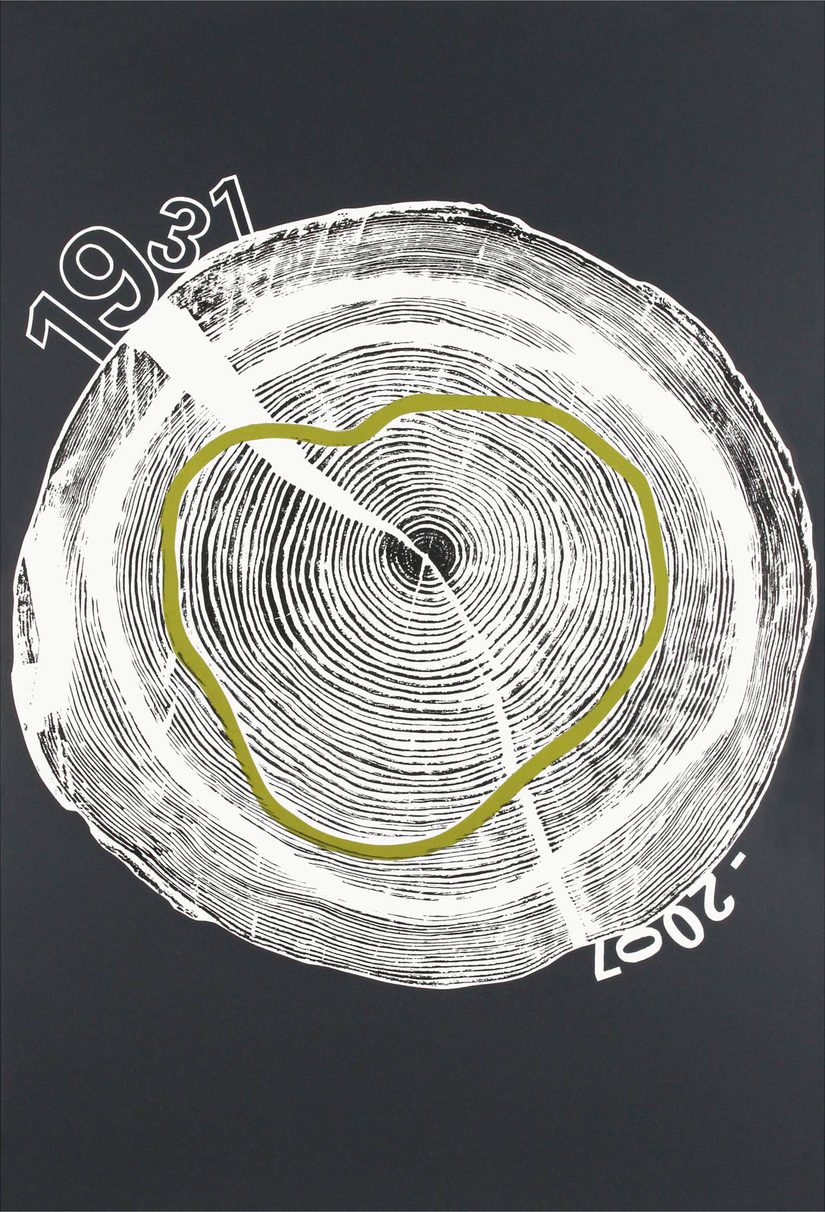 Weißer Abdruck einer Holzscheibe auf schwarzem Grund. In der oberen linken Ecke steht 1931. Gegenüber steht 2007.