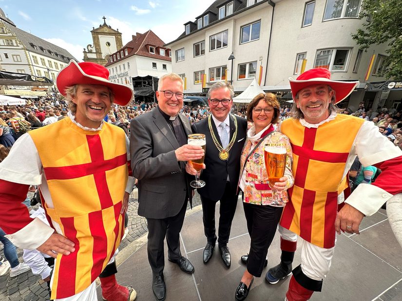 Eröffnung vor dem Rathaus