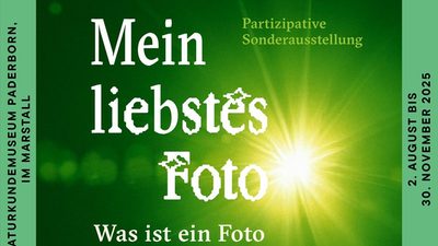 Zu sehen ist ein grünes Plakat mit dem Titel der Ausstellung in weißer Schrift