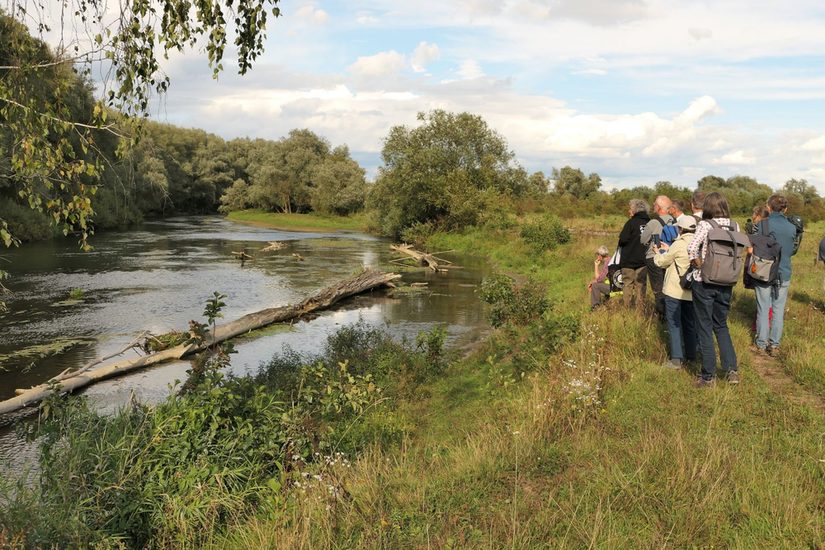 Teilnehmende am Ufer der Lippe