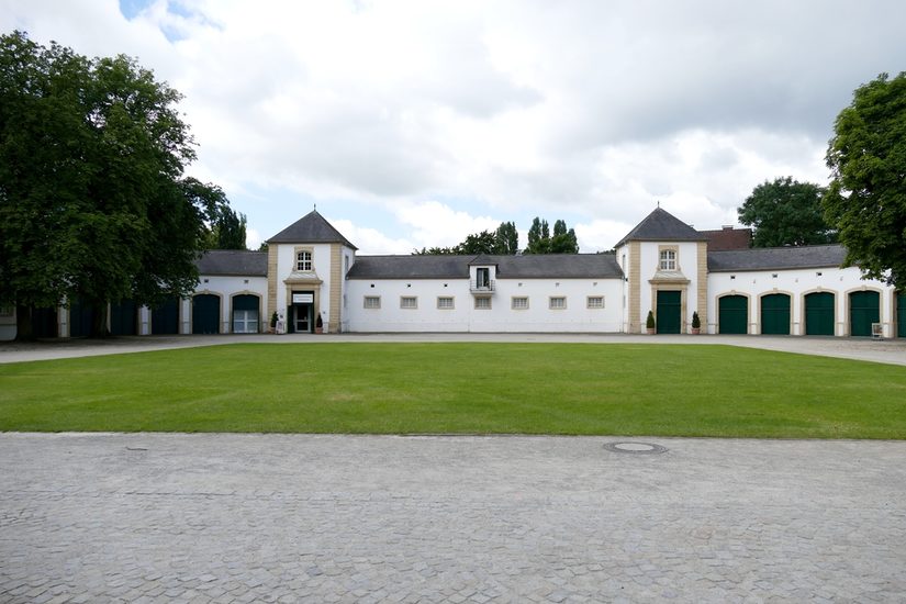 Das Marstallgebäude von Außen bei Tageslicht.