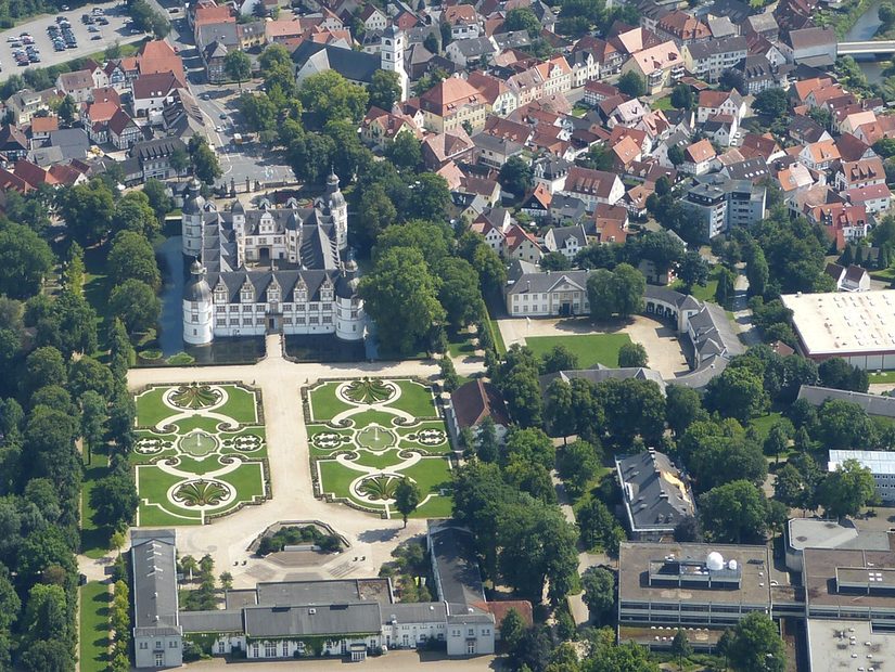 Luftaufnahme Schloß Neuhaus und Marstall bei Tageslicht.