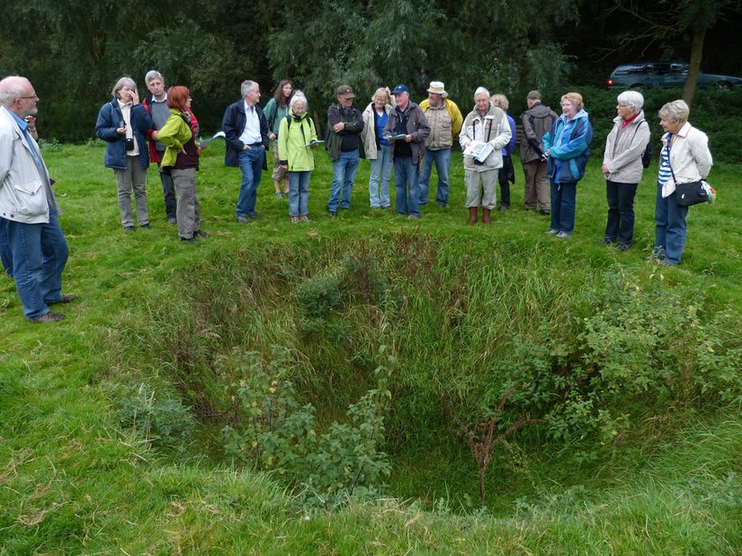 Exkursionsgruppe am trockengefallenen Quellschwemmkegel bei Niederntudorf