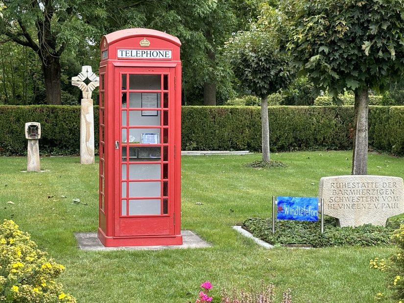 Windtelefon auf dem Friedhof Auf dem Dören