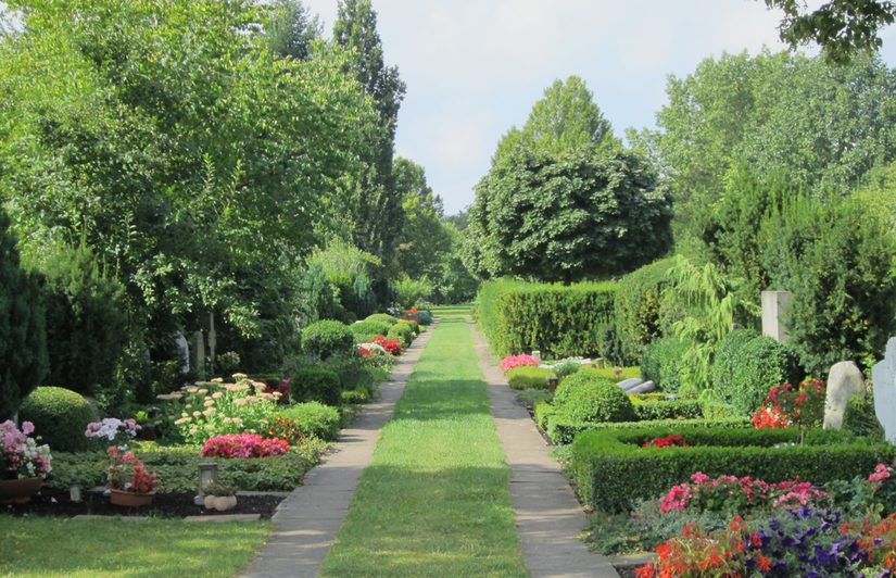 Individuell gestaltete Gräber auf dem Dörenfriedhof