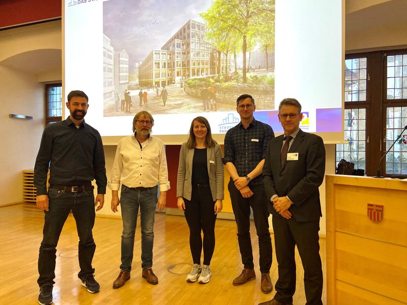 Informierten über den Beginn der Abriss- und Baumaßnahmen für das neue Stadthaus (v. l.): Robert Waltert vom Straßen- und Brückenbauamt der Stadt Paderborn (Straßenbau), Hermann Weitekamp vom Gebäudemanagement Paderborn (Leitung Abbruch), die städtische Projektleiterin Johanna Jablonski, der technische Projektleiter des Gebäudemanagements Paderborn, Lars Böddeker, sowie Oliver Kuklinski vom Büro PLANKOM.