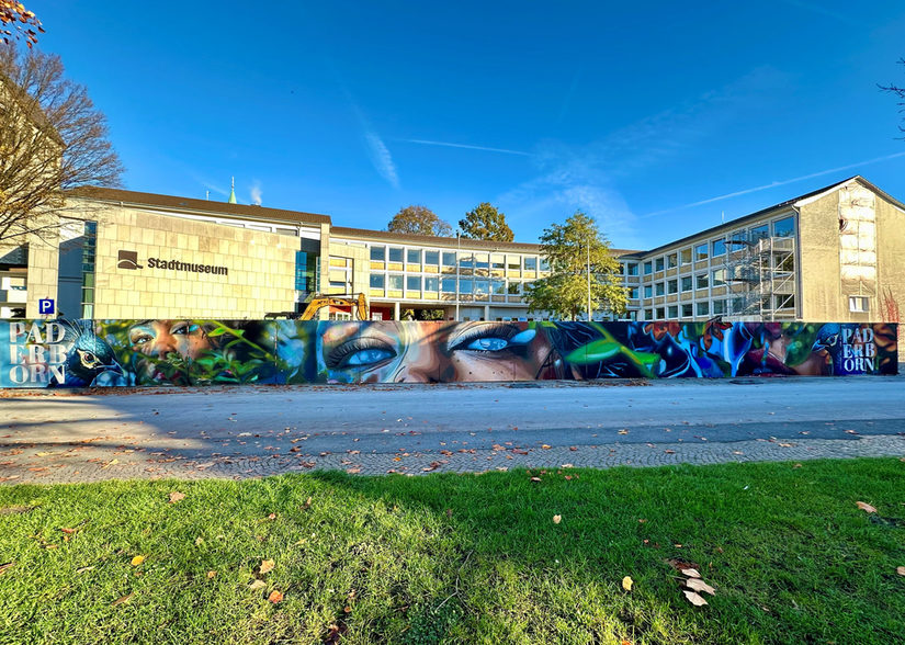 Ein neues Graffiti ist seit Kurzem entlang der Stadthaus-Baustelle am Abdinghof zu sehen.