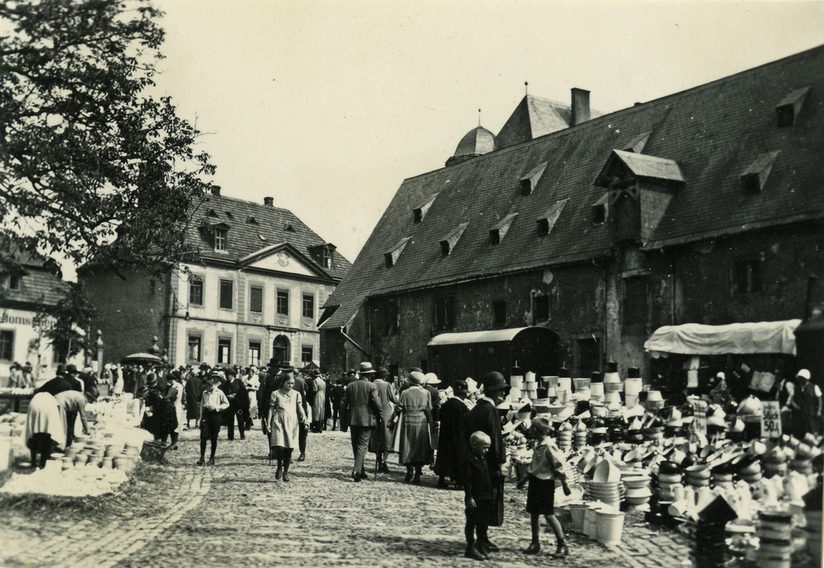 Marktplatz mit sehr vielen Personen und Schüssel und Töpfe Verkaufstände