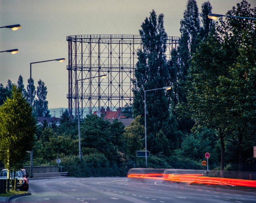 Straße mit orangen Linien in der Ludt und im Hintergrund ist ein großes Kreisförmiges Gerüst.