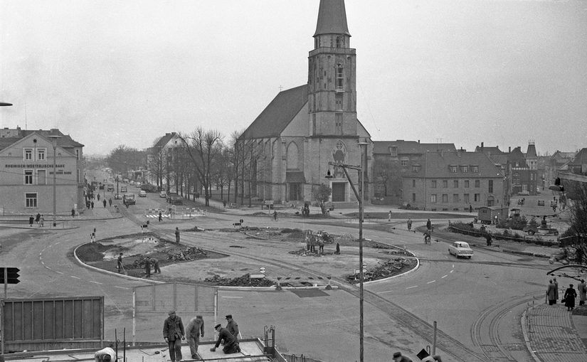 Kreisel mit Bauarbeitern mitten in einer Stadt.