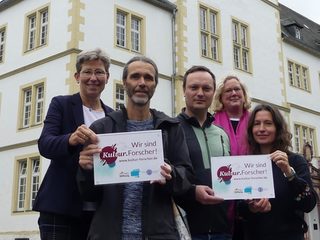 Schulleiterin Nicole Michaelis, Dr. Andreas Neuwöhner (Stadtmuseum) Marvin Wehrmann (Lehrer), Friederike Eckel und Katja Bäumer (Lehrerinnen)