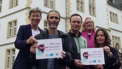 Schulleiterin Nicole Michaelis, Dr. Andreas Neuwöhner (Stadtmuseum) Marvin Wehrmann (Lehrer), Friederike Eckel und Katja Bäumer (Lehrerinnen)