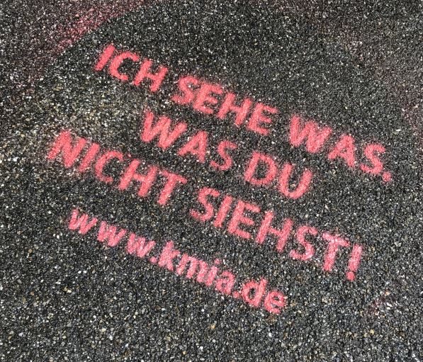 Aufgesprühtes Motto der Aktion "Ich sehe was, was du nicht siehst!"