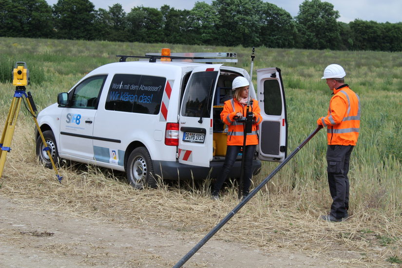 Mitarbeiter des STEB bei der messtechnischen Bestandsaufnahme