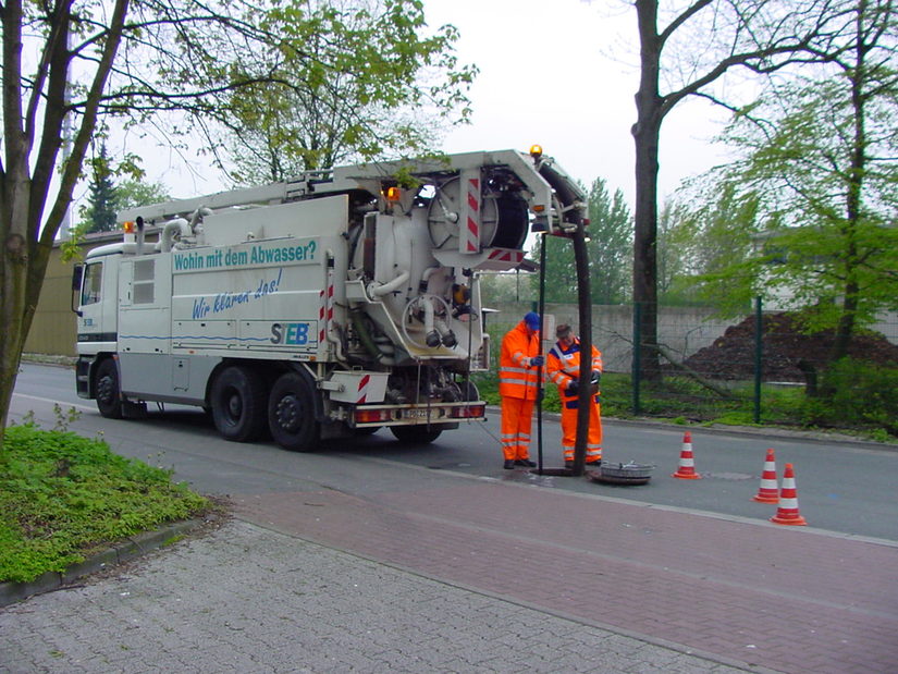 STEB-Spülfahrzeug im Einsatz