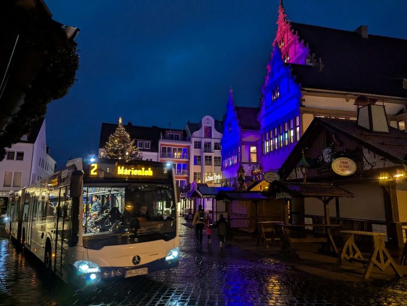 Linienbus vor dem Rathaus Paderborn