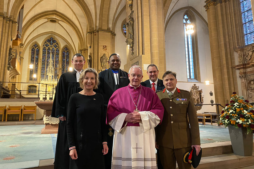 Freuen sich auf viele Mitfeiernde im Paderborner Dom und digital: (v.l.n.r.) Pfarrer Dr. Eckhard Düker, Angie Reeh (Deutsch-Englischer Club Paderborn), Reverend Josefa „Joe“ Mairara, Weihbischof Matthias König, Chorleiter Christian Nolden und Colonel Michael Foster-Brown (British Army Germany).