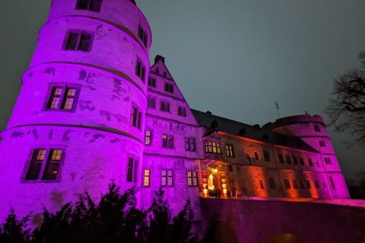 Wewelsburg in Pink angeleuchtet